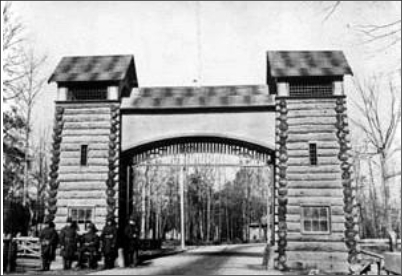 Fort Eustis was established
in the early 1900s on the site of
the English colonial settlement of Mulberry
Island. This photo shows the original gate.
Source: www.eustis.army.mil History Growth 1.svg
